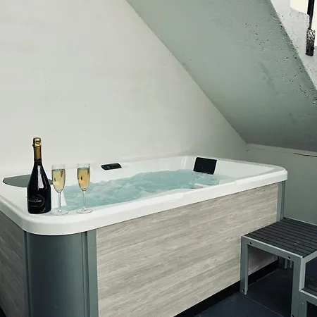 1 Lenoir Cocon Romantique Avec Jacuzzi Au Centre Апартаменты *